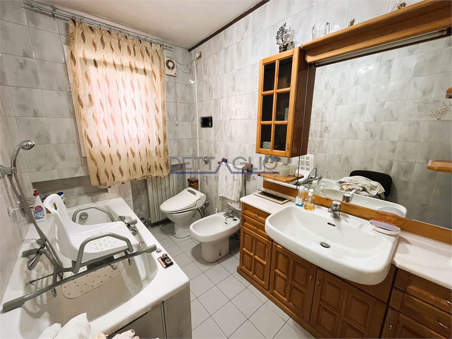 bagno finestrato piano terra