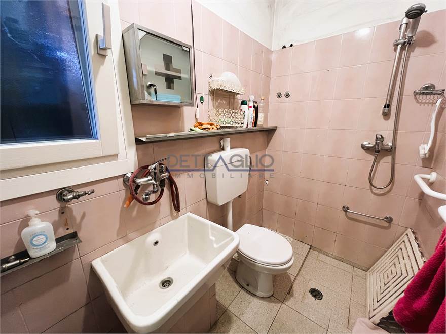 bagno finestrato piano terra