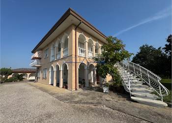 Dolo - Sambruson villa divisa in 2 appartamenti 