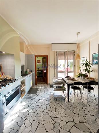 cucina abitabile con accesso a terrazzo