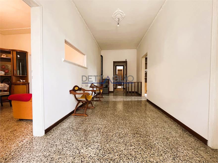 ampio disimpegno piano terra