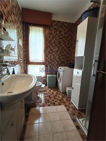 Bagno finestrato con doccia