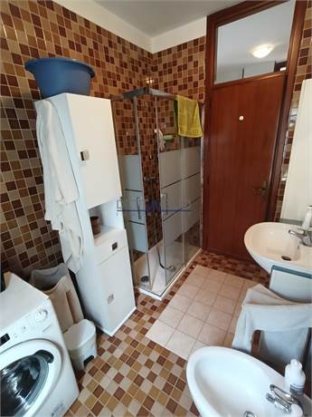 Bagno finestrato con doccia