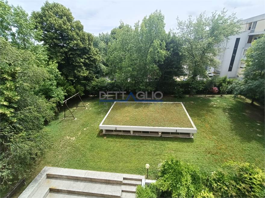 Vista sul verde condominiale dal poggiolo